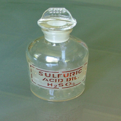Reacting copper(II) oxide with sulfuric acid