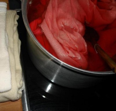 How to Dye Clothes in Pan