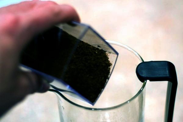 Putting the coffee into the container