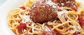 Spaghetti served with meatballs