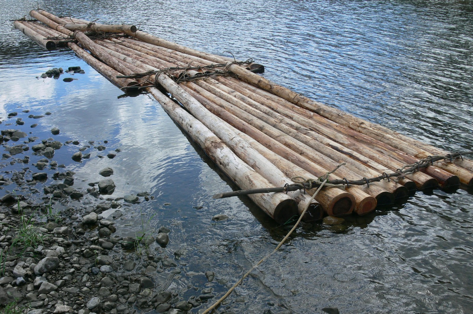 How to Build a Wooden Raft