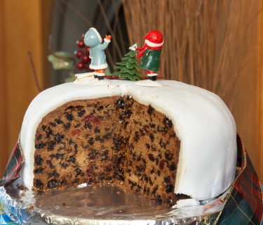 gluten-free-christmas-cake-iced