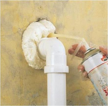 Нанесение монтажной пены. Напыляемый утеплитель на трубах. Можно ли запенивать трубы. Пена монтажная ручная soudal лето 750 мл. Можно ли запенивать трубы.