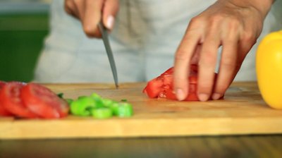 Guide to Slicing a Tomato