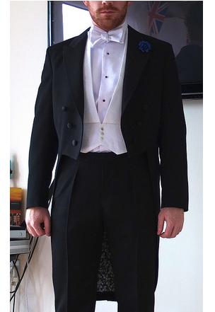 How to Dress for a Formal Dinner Party