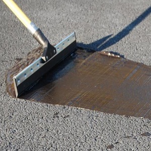 qprroadshop-sealing-asphalt-driveway-detail-squeegee-appiaction