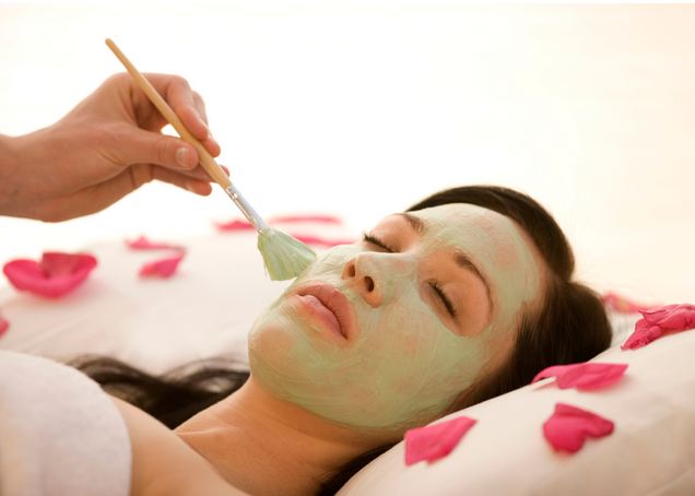 How To Apply a Revitalizing Facial