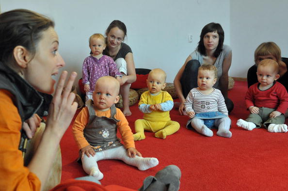 toddlers learn to speak with mothers