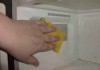 cleaning microwave