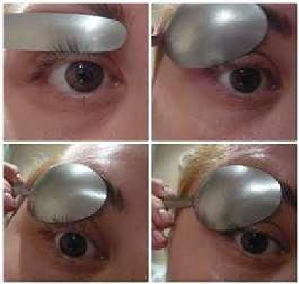 Curling eyelashes with a spoon