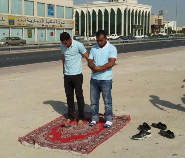 Shia and Sunni offering Salah