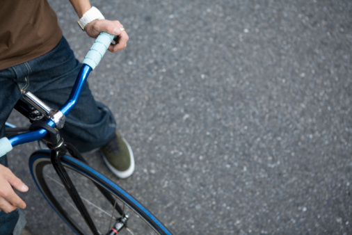 adjust the angle of handlebars on a bicycle
