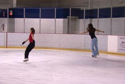 do a backward wiggle on ice skates