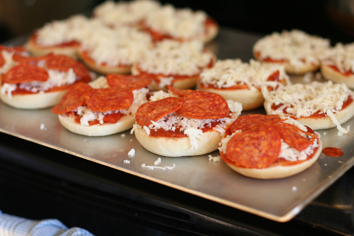 How to Make Bagel Pizzas
