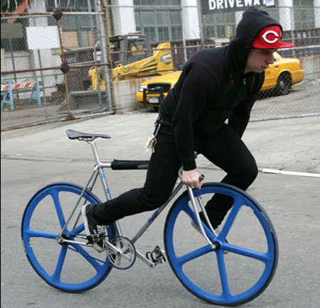 Skidding on a fixed gear bike