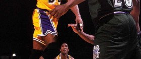 Magic Johnson making a no look pass