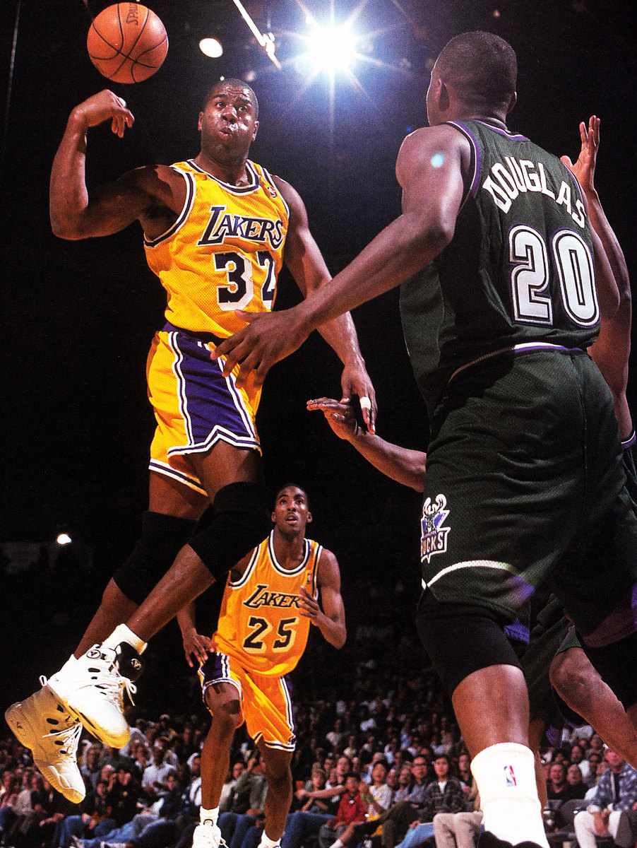 Magic Johnson making a no look pass