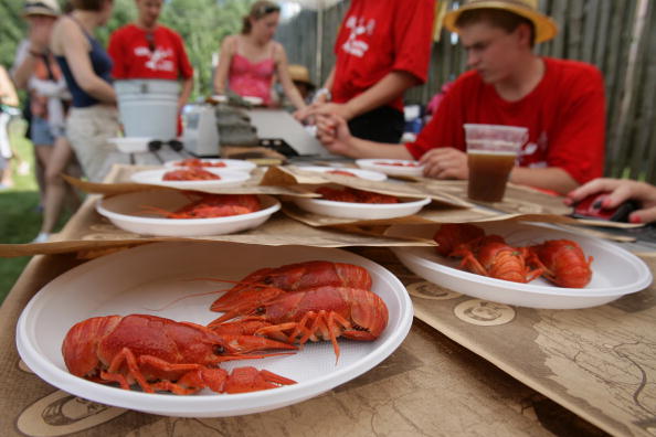 How to Eat Boiled Crawfish