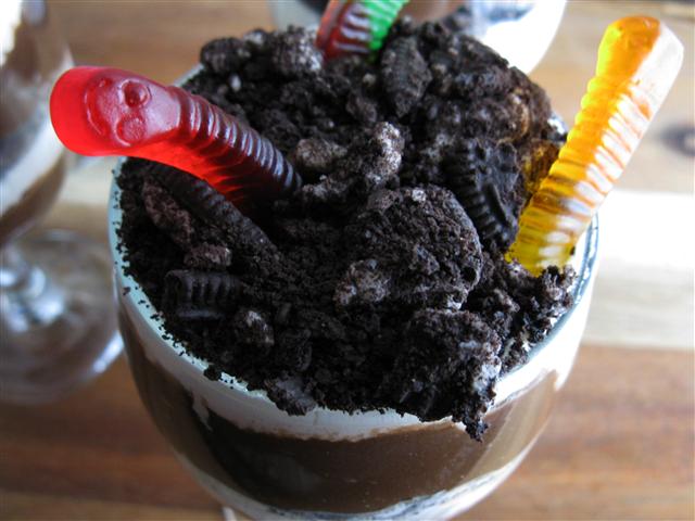 Mud pie pudding with gummy worms